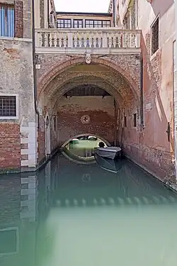 Passage sous le couvent