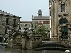 Parvis de l’église de la Vierge Pèlerine surplombant la place.
