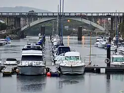 Pont de la Barque et port de plaisance.