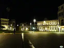 La place, la nuit