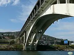 Arche en béton du pont.