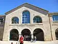 Partie centrale de la façade principale du marché.