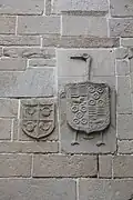 Armoiries des Puga et des García-Camba sur la façade