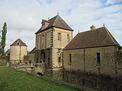 Le châtelet entouré de ses douves.