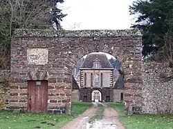 La porte d'entrée du château de la Rivière.