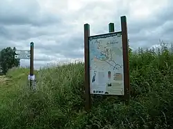 Panneau sur la piste cyclable à Morlay.