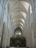 Nef de l'église abbatiale de Pontigny (Yonne), croisée d'ogives