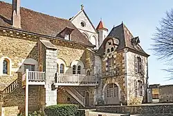 Le bâtiment des convers des XIIe et XVIIe siècles.