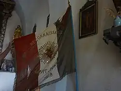 Drapeau des anciens combattants du village de l’Adroit, conservé dans l’église.