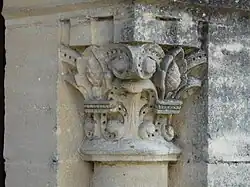 Un chapiteau de son portail.