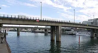 Au premier plan le pont aval vu depuis la rive droite de la Seine.
