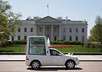 Benoît XVI dans sa papamobile Mercedes-Benz Classe M devant la Maison-Blanche à Washington, D.C.