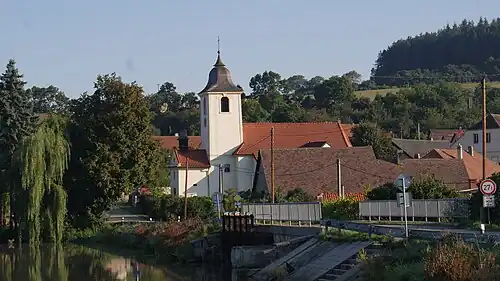 L'église dans le village.