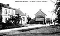 La mairie et la route de Beignon au début du XXe&nbsp;siècle (carte postale).