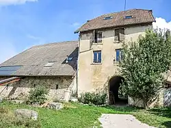 Porche d'entrée et façade ouest de l'ancien prieuré.