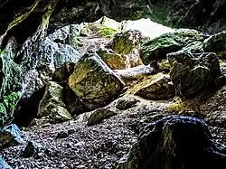 Porche de la grotte de la Roche, vu de la première salle.