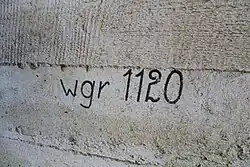 Photo d'une voiture de couleur bleu claire, prise de l'avant droit.