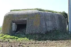 Photo d'un bunker de tir de la Second Guerre mondial.