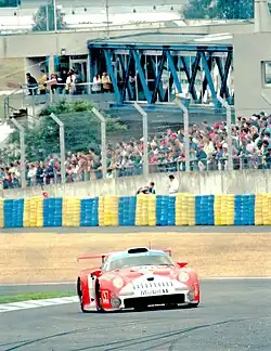 … entre dans la chicane Dunlop.