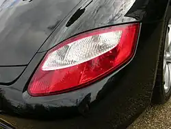 Photographie des feux arrière de la Boxster 987, plus effilés sur les côtés.