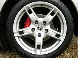 Gros plan d'une jante « Boxster S » de 18&nbsp;pouces.