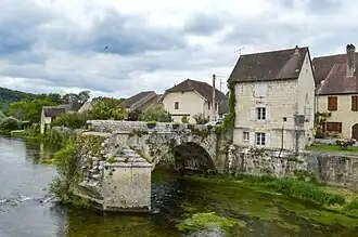 Les vestiges du vieux pont. et une ancienne chapelle.