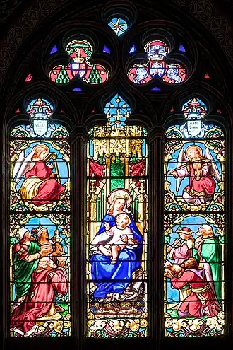 Vitrail de Joseph Villiet : Vierge à l'Enfant en majesté entre l'Adoration des mages et l'Adoration des bergers, surmontées d'anges musiciens