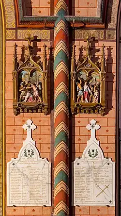 Colonne peinte, stations de la Croix et monument aux morts