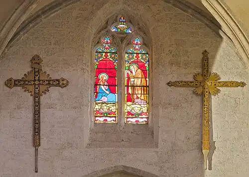 Vitrail réalisé par Joseph Villiet en 1857 (Sainte Madeleine et Saint Antoine abbé), entouré de deux croix