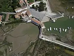 Vue aérienne du port de Loix et de son moulin à marée.