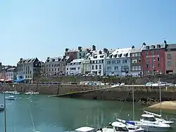 Le quai le long du port du Rosmeur avec quelques boutiques et restaurants.