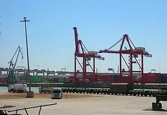 La zone du port de Séville située à l'est du canal Alphonse-XIII se trouve sur le territoire du district.