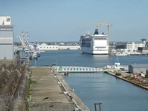 Construction navale : armement d'un paquebot au quai de Penhoët (pont du Pertuis au premier plan)