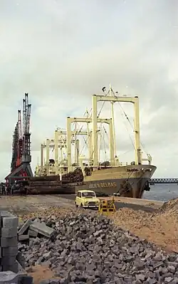 Un navire grumier au môle d'escale (1969).