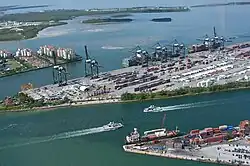 Photographie aérienne du port de Miami.