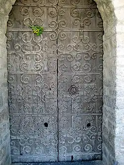 Porte avec ferronerie romane.