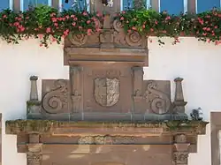 Le couronnement du portail.