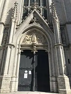 Portail central de l'église.