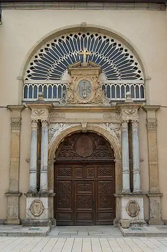 Portail de la chapelle des Annonciades.