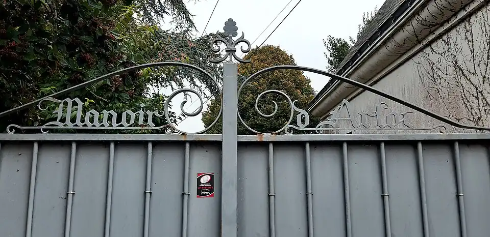 Portail du manoir d'Arloc, qui accueille un hospice dans la deuxième moitié du XVIIe&nbsp;siècle.