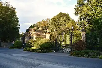 La loge nord et le portail principal.