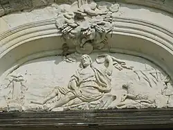 Photographie en couleurs d'un bas-relief représentant des personnages.