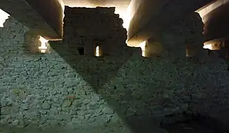 Image représentant les vestiges de la porte Pairolière recouverte de la dalle en béton sur laquelle circule le tramway.