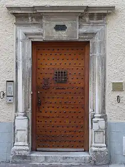 Photographie en couleurs d'une vieille porte cloutée.