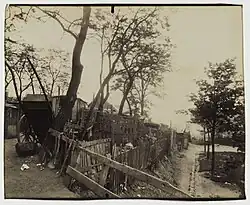 Porte d'Ivry, zone de fortifications, 18 et 20 boulevard Massena (1910, Eugène Atget).