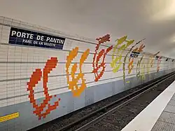 Détail de la décoration culturelle en céramique.