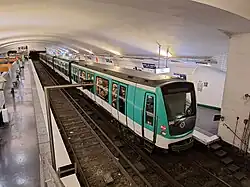 Arrêt d'une rame MF 01 en direction de Bobigny.