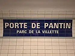 Faïence murale incorporant le nom de la station.