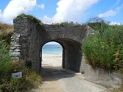 Porte d'accès à la plage de Samzun.