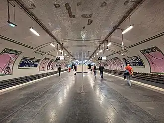 Vue d'ensemble du quai de la station en 2025, après la suppression de la voie centrale.